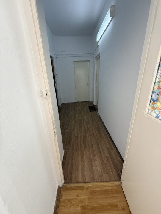 Închiriez o cameră  de 18 mp.