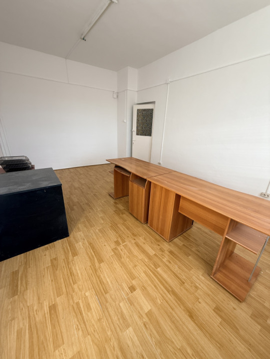 Închiriez o cameră  de 18 mp.