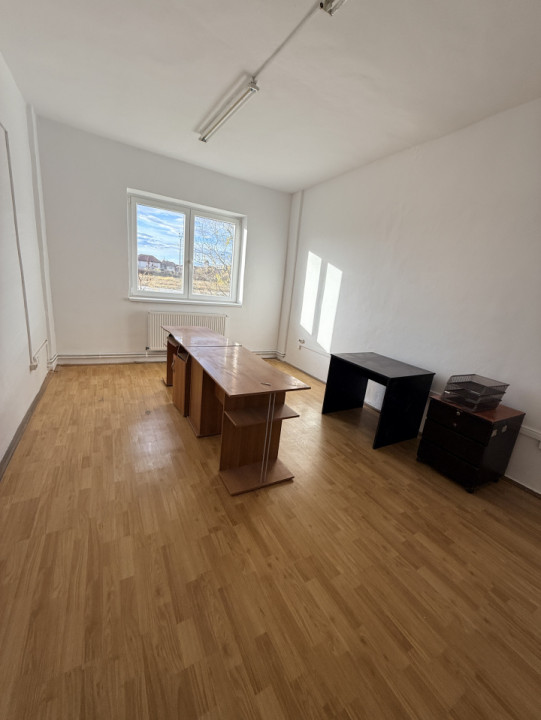 Închiriez o cameră  de 18 mp.