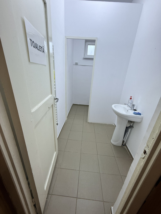 Închiriez o cameră  de 18 mp.