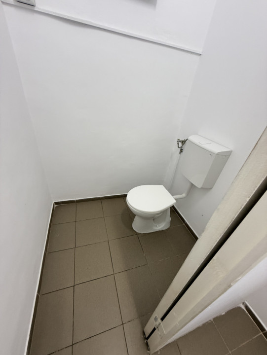 Închiriez o cameră  de 18 mp.