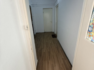 Închiriez o cameră  de 18 mp.